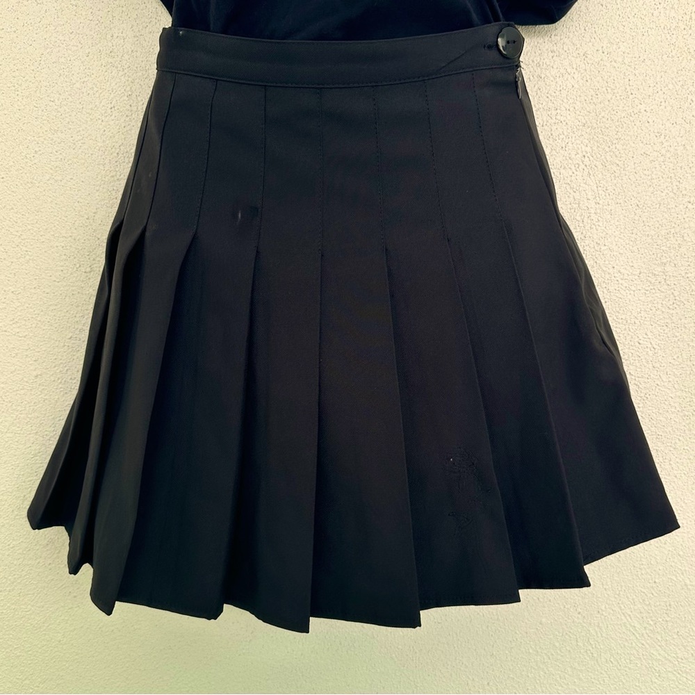 CLOSET STAPLE Black pleated skirt w/ built-in shorts. Quality fabric like new, M